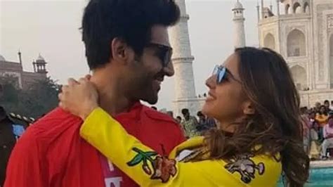 Sara Ali Khan, Kartik Aaryan's tightest hug makes Ananya Panday ...