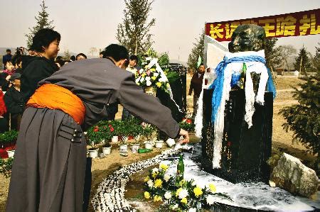图文：[文化]（2）“长调歌王”哈扎布雕像在呼和浩特落成_新闻中心_新浪网