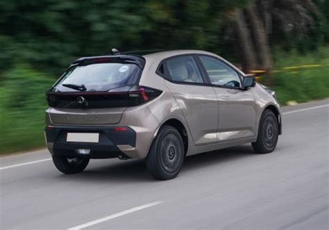 Tata Altroz On Road Price in Kolkata, Howrah, Hooghly & 2026 Offers, Images