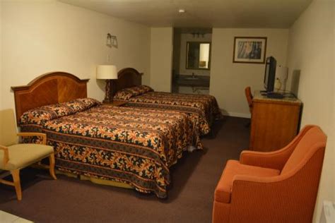COUNTRY REGENCY INN & SUITES (Manvel) - Motel Reviews, Photos, Rate ...