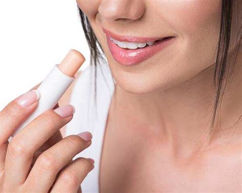 ঠোঁটকে দিন প্রাকৃতিক লিপস্টিকের সুরক্ষা আর আদর