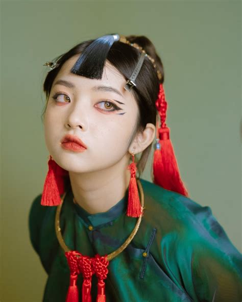 Lotus In Jade Well trong 2024 | Biểu tượng ứng dụng, Dép, Truyền thông