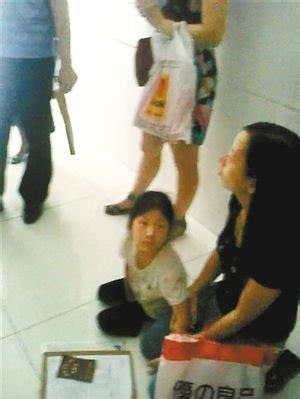 母女长跪教育局门口1小时 求小学就读学位(图)-搜狐新闻