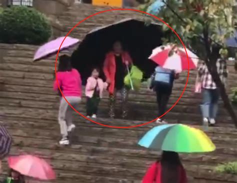 下雨天，奶奶特意带把大伞接孙女放学，看到伞后网友称：伞中贵族|下雨天|孙女|放学_新浪新闻