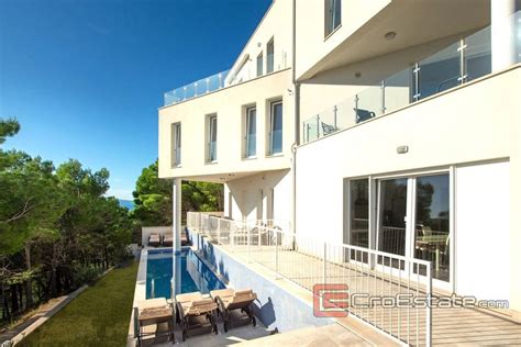 Kroatien,Omis - Villa mit Pool in der ersten Reihe zum Meer