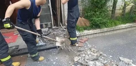 真相找到了！杭州一居民家门口地面有80℃，消防员挖开发现：危险 - 哔哩哔哩