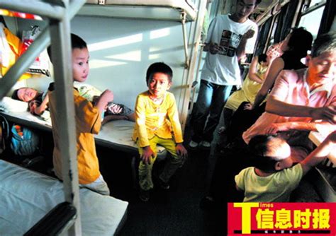 广州中小学生探亲返乡 1个大人带14小孩挤火车_新闻中心_新浪网
