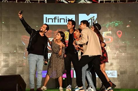 रोडीज़ 18 लॉन्च: सोनू सूद ने बाइक पर की धमाकेदार एंट्री | Roadies 18 ...