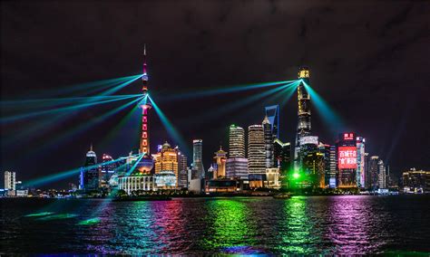 上海：灯光璀璨庆新年_新华社