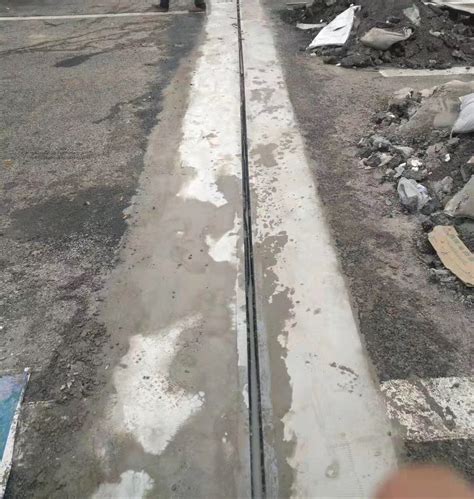 对沥青混凝土路面窄缝用嘉格沥青路面贴缝带修补效果好