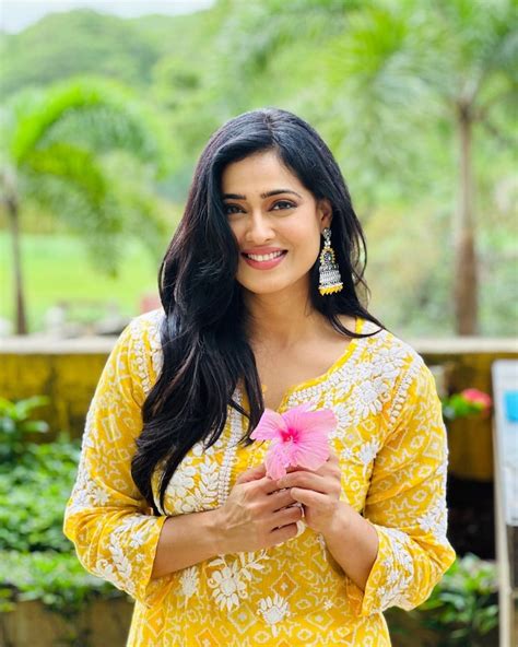 Shweta Tiwari in yellow kurta shines as bright as the sun in new pics ...