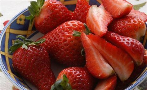 晚上睡前吃草莓，对健康好还是坏？今天一次性告诉你答案，了解下|草莓|答案|蔷薇科_新浪新闻