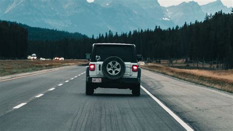 Download wallpaper 3840x2160 car, suv, gray, road 4k uhd 16:9 hd background