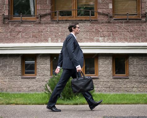 Business People Walking From Side View 的图像结果