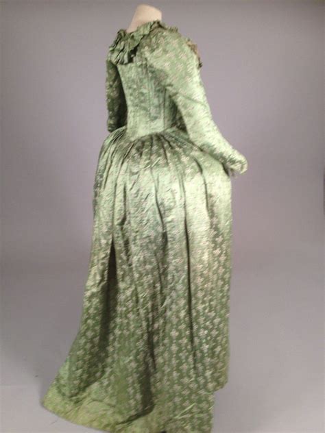 Robe d'intérieur ou de grossesse, vers 1785-1790. Satin fa-çonné vert ...
