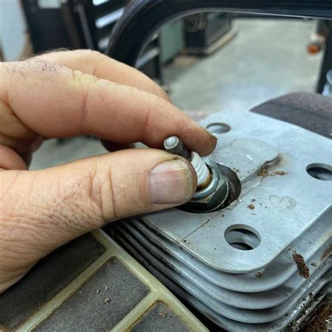 How to Install Spark Plug Insert Small Engine 的图像结果