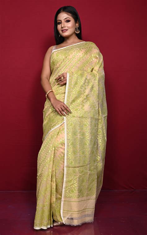 Traditional Soft Jamdani Saree in Beige, Green and Gold – Bengal Looms ...