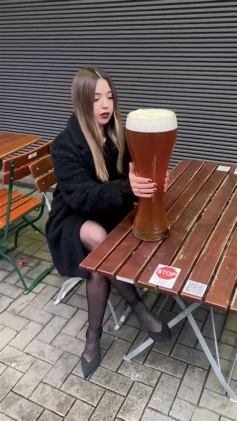 大可不必！黑丝妹子喝超大杯啤酒😂-直播吧zhibo8.cc