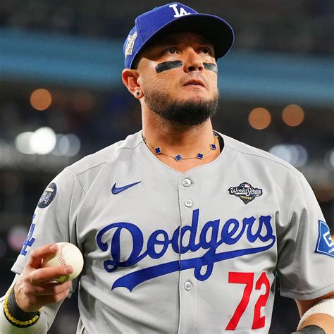 Dodgers' Miguel Rojas Reveals Meaning Behind His Van Cleef Necklace ...