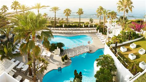 https://turismo.marbella.es/images/media/articles/vive/alojamientos/hoteles-5gl/56_puente-romano-marbella_introfull.jpg