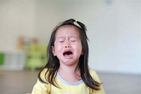 哭泣的小女孩高清图片下载-正版图片600134048-摄图网