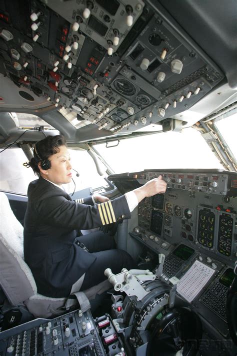 国航首位波音787梦想飞机女机长：肩上的责任-中国民航网