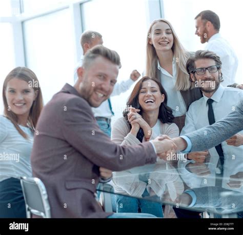 Business People Shaking Hands 的图像结果