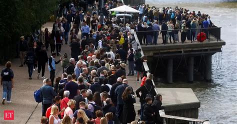 elizabeth: Mourners queue up for miles to pay respects to Queen ...