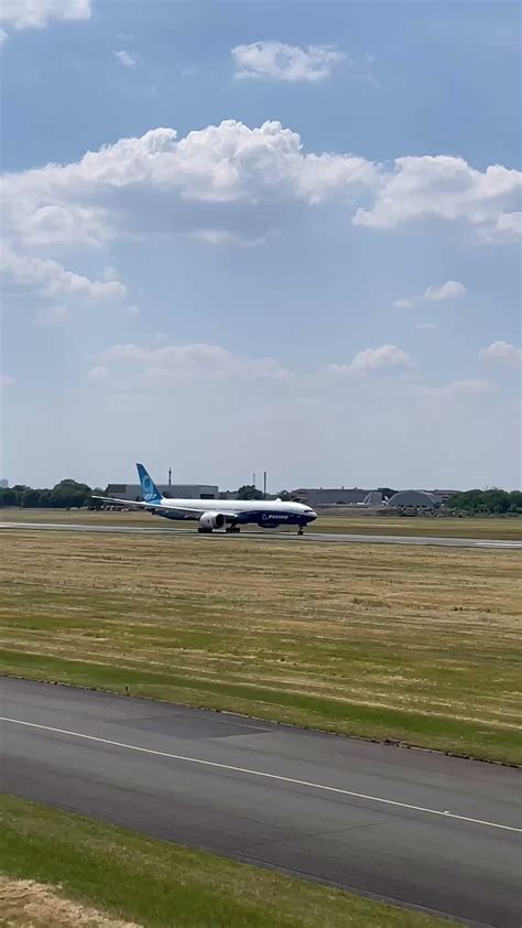 Aviation on Twitter: "A 777X goes almost completely vertical, using all ...