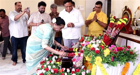 Asha Bhosle, Minister Ashish Shelar visit RD Burman's residence to ...
