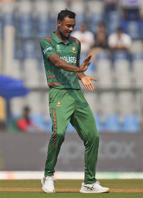 Shoriful Islam celebrates after castling Reeza Hendricks | ESPNcricinfo.com