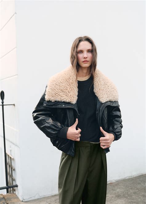 Pantalon à pinces et détail de boutons - Femme | MANGO France ...