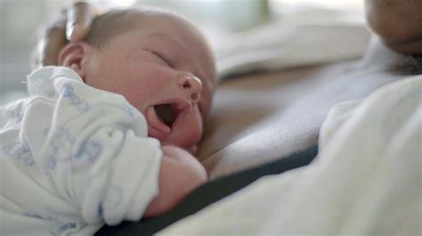 Lucas, el bebé que pudo nacer en cuatro países por la Covid-19