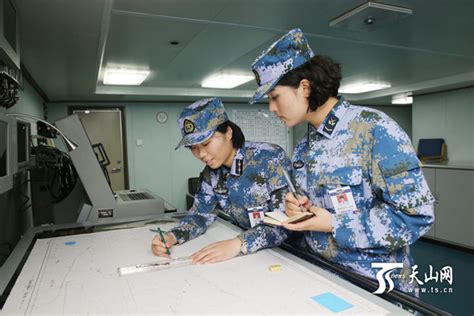 辽宁舰上的新疆女兵：多数在舰载机调度等一线岗位|海军|航空母舰_凤凰资讯