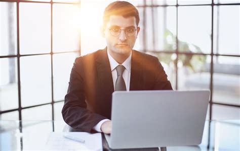 Business Person at Computer 的图像结果