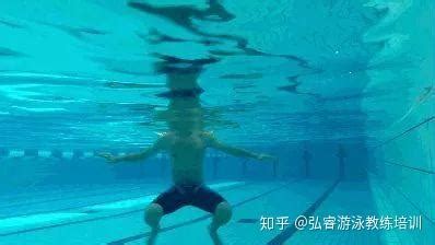 游泳时别人是如何踩水的？怎么样才可以在深水区停留呢？详细踩水教学视频_哔哩哔哩_bilibili