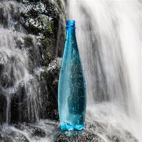 喝大自然中的蓝瓶矿泉水瀑布物高清图片下载-正版图片307526502-摄图网
