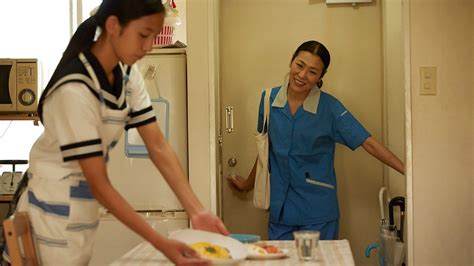 “难道弱者就不配活着吗？”——被疫情逼入苦境的遗孤家庭现状 | Nippon.com