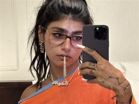 Mia Khalifa: The jaw-dropping beauty can never take enough selfies ...