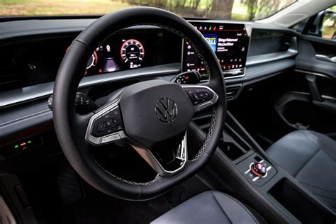 2025 Volkswagen Tiguan: 39 Interior Photos | U.S. News