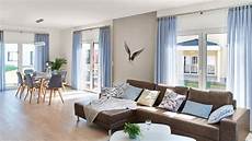 grosses wohnzimmer wohn esszimmer brauner holzfu 223 boden wei 223 und graue w 228 nde grosses wohnzimmer wohn esszimmer brauner holzfu 223 boden wei 223 und graue w 228 nde