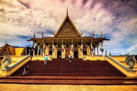 Royal Palace In Phnom Penh: The Magnolious Khmer Palace!