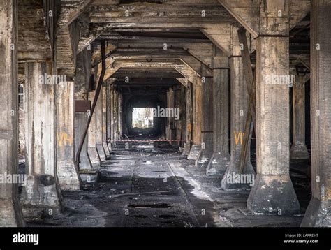 Collum Inside Building 的图像结果