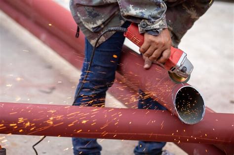 Man working on metal | Premium Photo