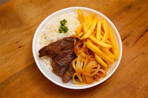 Arroz, feijão, batata frita e bife de vaca | Foto Premium