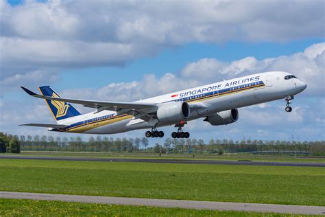 How Do Singapore Airlines' Checked Baggage Allowances Vary?