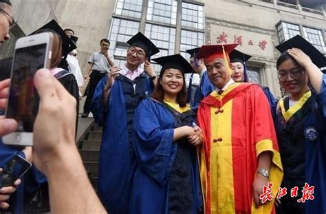 武汉一高校300名毕业生戴口罩参加户外毕业典礼-中青在线