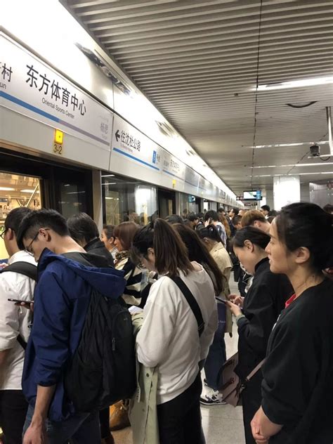 用生命在通勤！上海平均通勤时间54分钟...看完我哭了！_地铁
