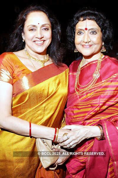 Hema Malini felicitates legendary Vyjayanthimala