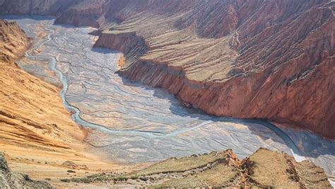 安集海大峡谷——天山北坡下形成的冲击扇，堪称中国的地质奇观